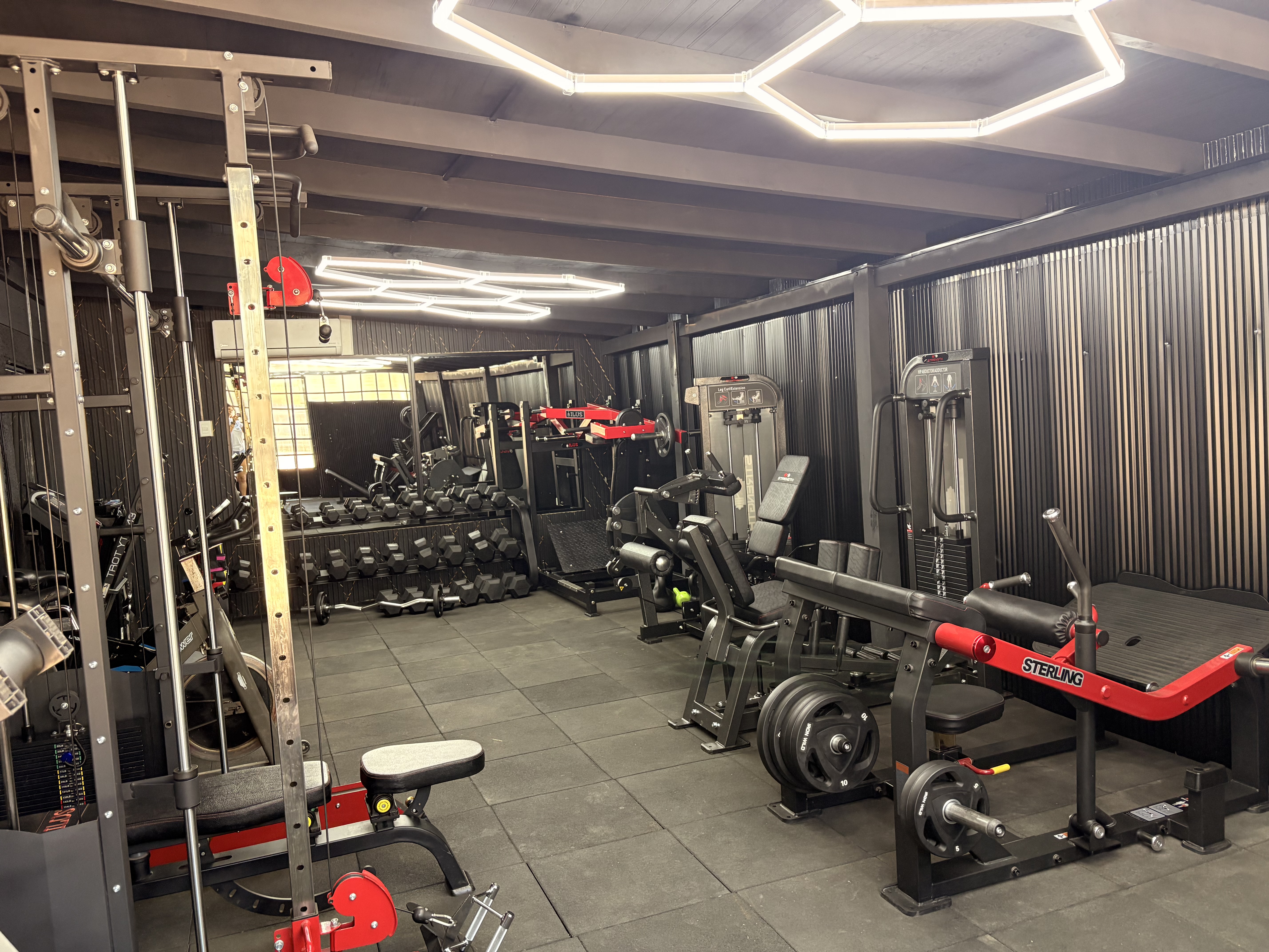 Equipamiento Fuerza Oscura Gym